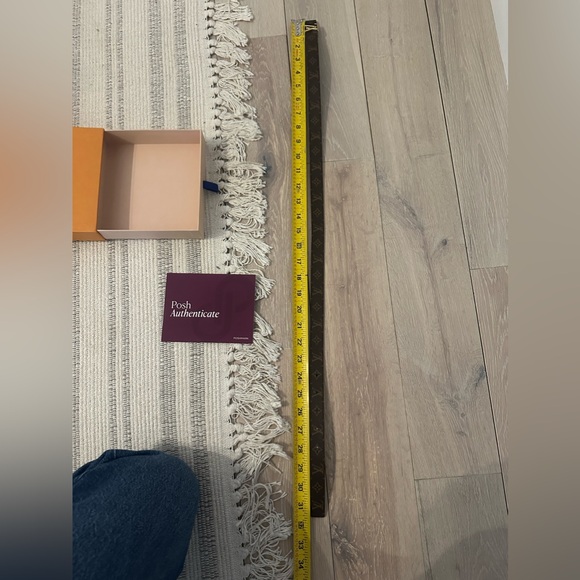 Authentic LOUIS VUITTON M0431M Monogram Belt-LV
Iconic 20MM Reversible Thin belt - Picture 15 of 15